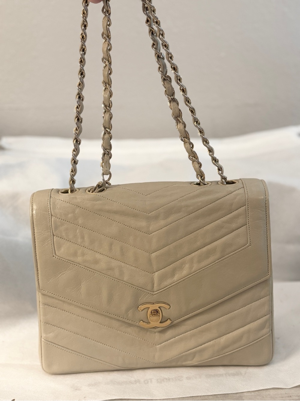 CHANEL Beige Chevron Quilted Lambskin Shoulder Bag with Gold Chain